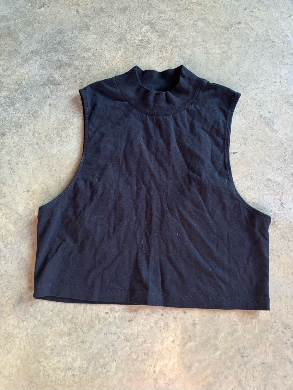 ALO Sleeveless Mock Neck Crop Top - Black